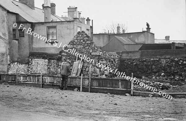 OLD HOUSE DISAPPEARING